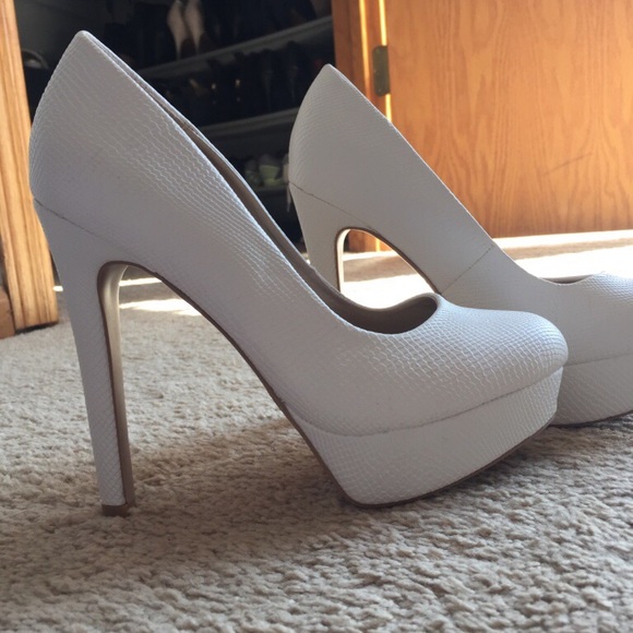 Shoes - 🔴 Brand new white heels size 7.5